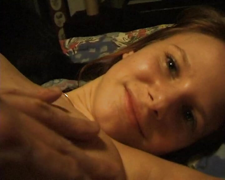 Bir günlük porno yıldızı esmer genç kristina mastürbasyon yapıyor