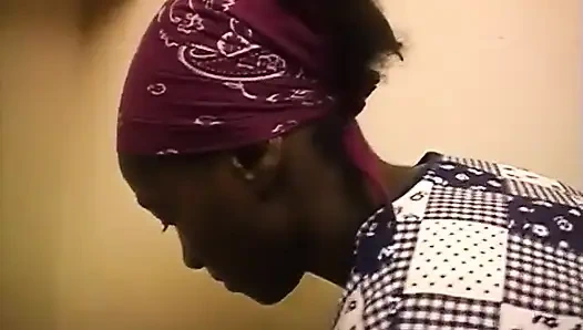 Azgın yaşlı orospu, siyah temizlikçisiyle seks yapıyor