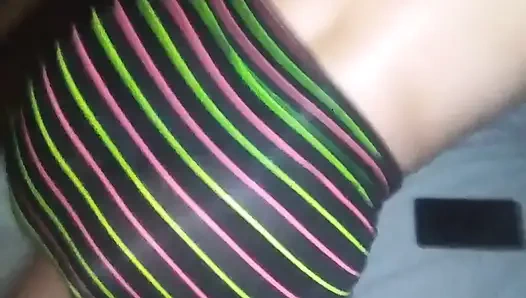 Bikinili ve etekli kız arkadaşım herkes dışarı çıktığında parmağımı amına sokuyorum