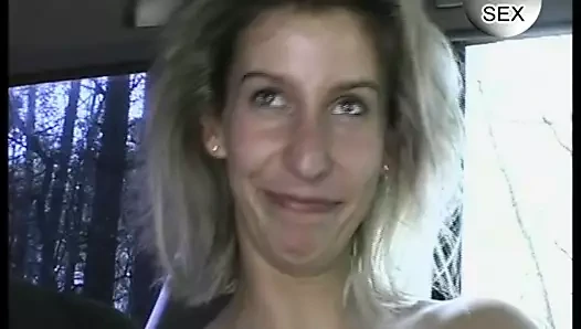 Im Auto den Dildo in die Pussy geschoben