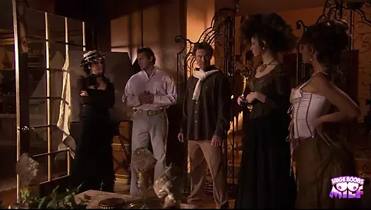 Sahte göğüslü sanatsal bir esmer amcığını yediriyor ve bir adama siktiriyor