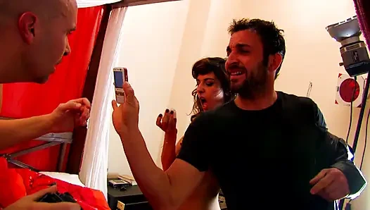 Küçük memeli esmer porno oyuncu seçmelerinde götünü patlatıyor