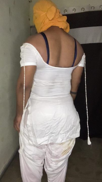 Büyük götlü ve göğüslü travesti Hintli yenge | Klip 1