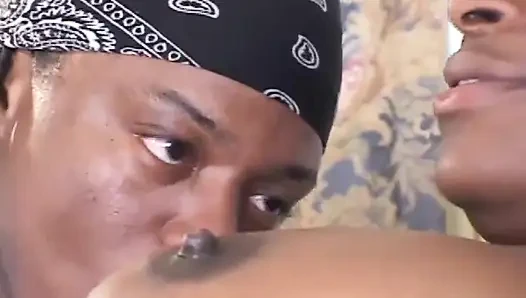 Seksi büyük memeli büyük götlü siyah tombul amcık amcığını parmaklıyor