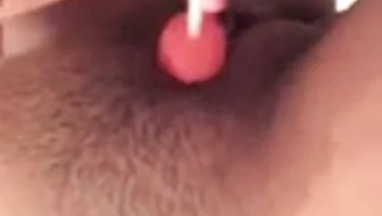 kız mastürbasyon ile lolipop