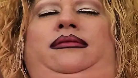 İki şişman lezbiyen birbiriyle oynuyor ve büyük zenci