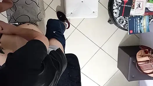 Bekleme odası seks yapmak için iyi bir yerdir.
