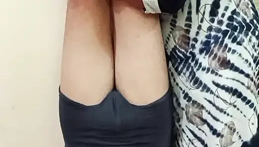Yaramaz evli kadın yoga yaparken kocasına sakso çekiyor ve yüzüne boşalıyor