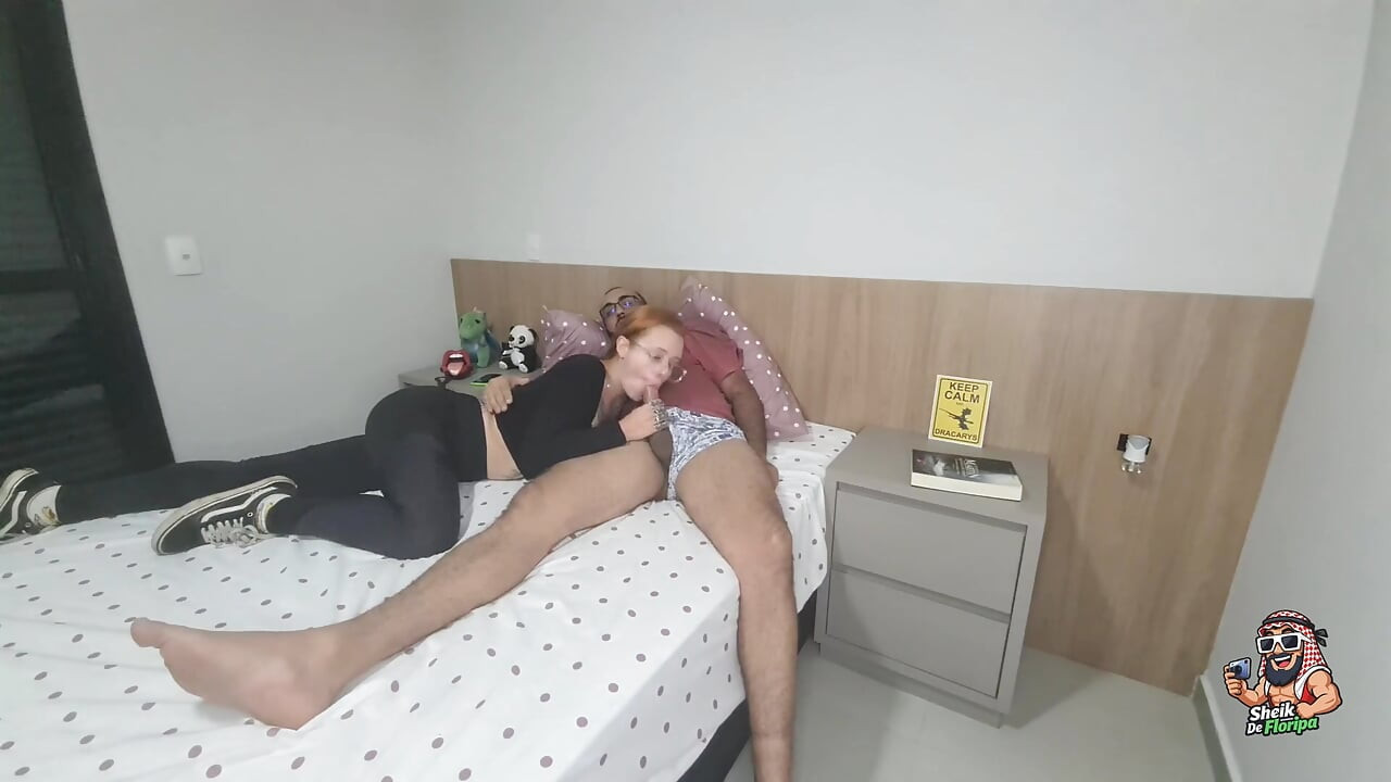 Terli Dracarys Şeyh'i gırtlağına kadar alıyor ve her damlayı yutuyor