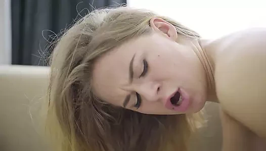 Mükemmel sarışın seviyor anal seks ile ona erkek arkadaş