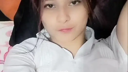 18 yaşındaki üniversiteli kız odasında vajinasına dokunuyor