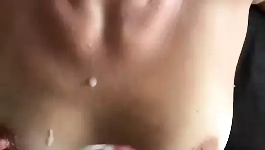 IL DEFONCE SA BELLE MERE ET LUI GICLE SUR SES TETONS DURS