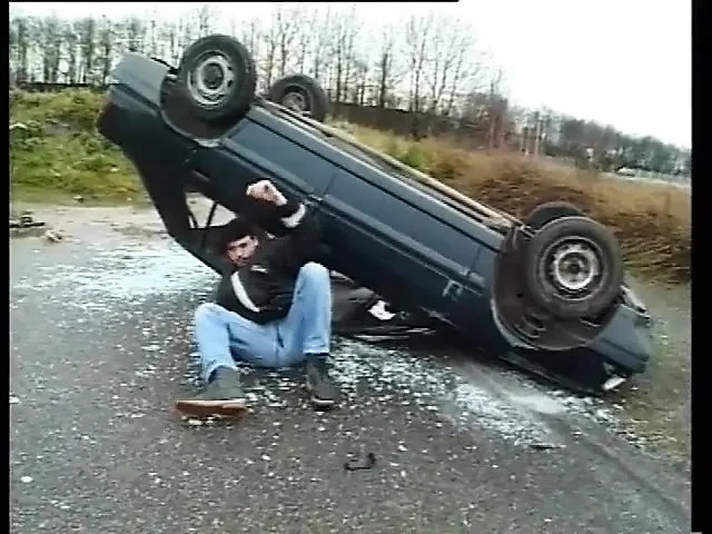 Lisa her yerde sikişiyor ve ağzına, göt deliğine ve amına her şeyi alıyor.