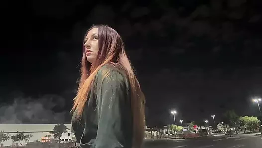 Uzun saçlı İtalyan kız gece geç saatlerde dışarıda sigara içiyor - sigara içen sigara