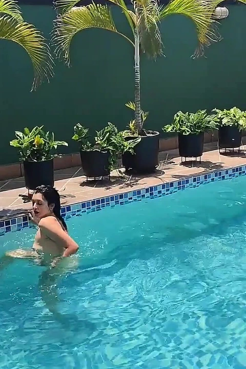 Öğleden sonra havuzda seks çift eğleniyor ve iyi vakit geçiriyor