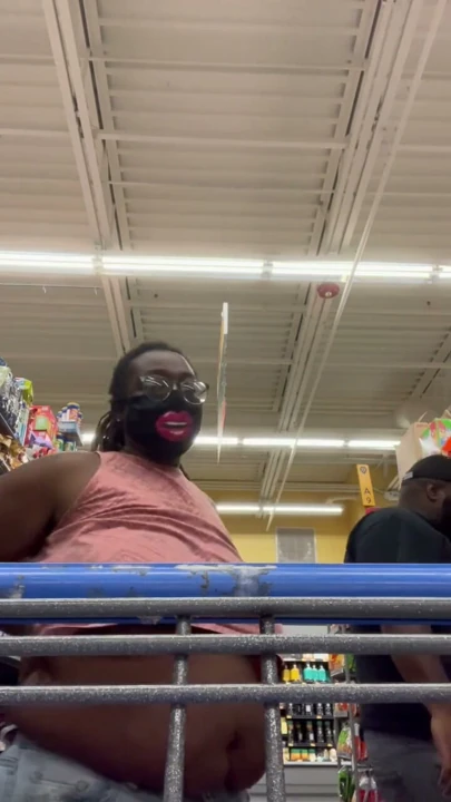 Nookiescookies Walmart'ta meme uçlarını gösteriyor | Klip 2