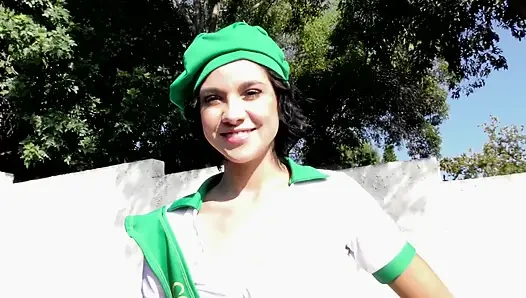 Seksi esmer Cadey Mercury sıkı amcığını gerdiriyor