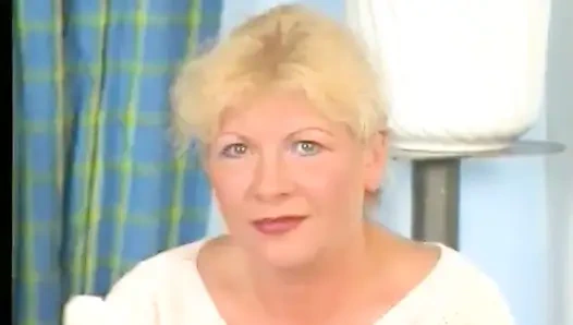 Sarışın nine amına dildo yaparken çorap giyiyor