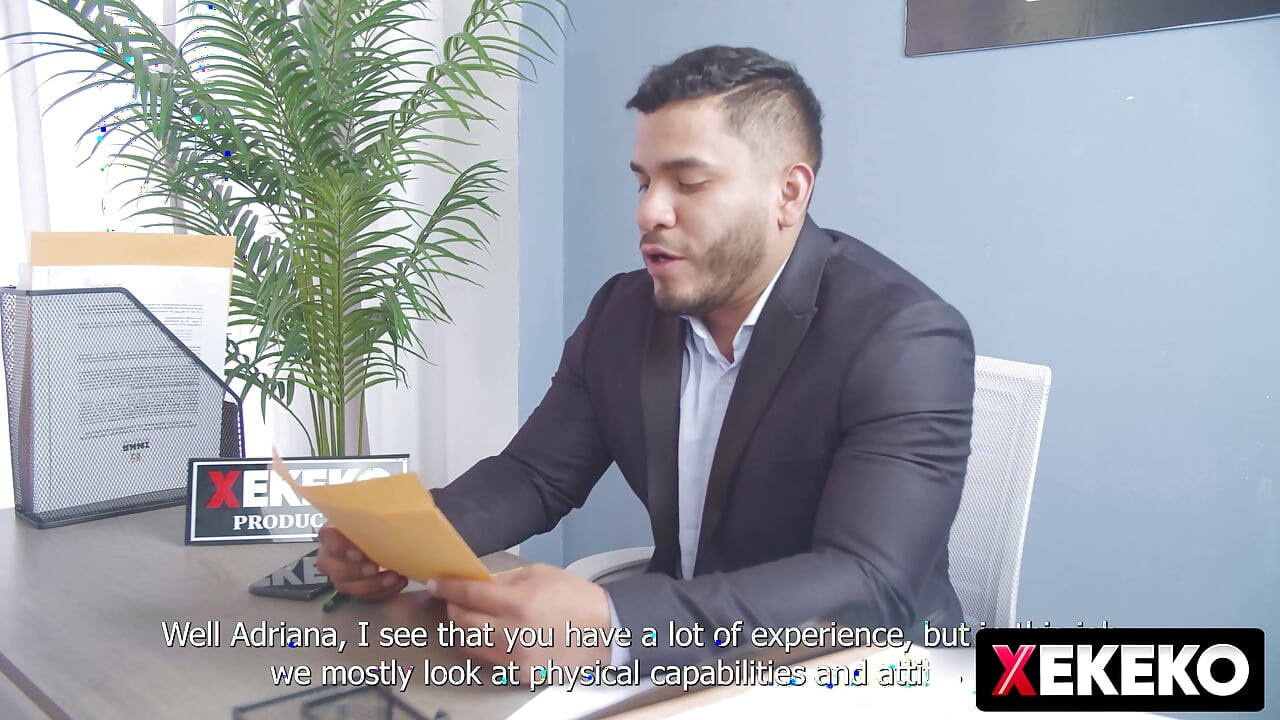İri göğüslü beyaz latin röportaj ofiste sert seksle bitiyor