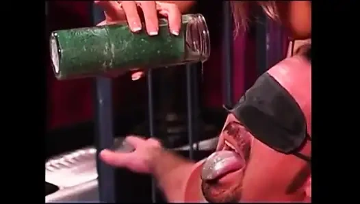 Süper güzel sarışın uzun boylu tanrıça Kimberly kölesine hükmediyor