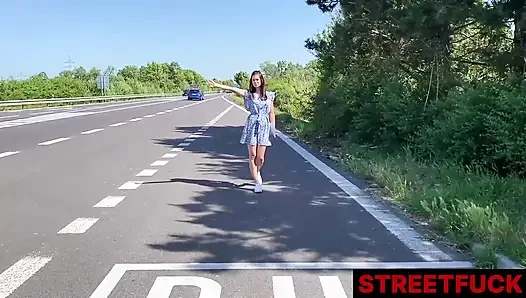 Sokakta sikişen küçük caprice bir yabancıyla sikişiyor
