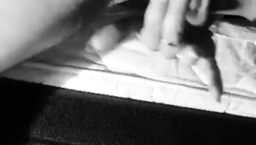 Büyük labia parmağına ve yapay penisine sarılmış