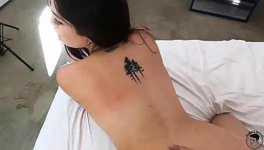 Doğal büyük memeli bebek büyük yarakla sikişiyor