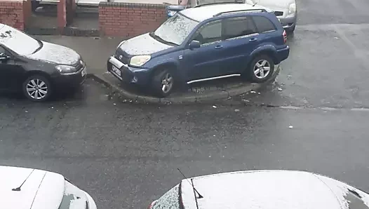 Çıplak kız arabanın arkasında karda seks yapıyor