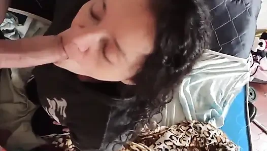 Sevimli orta yaşlı seksi kadın tüm süt çıkana kadar penisini emiyor