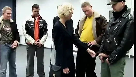 Une blonde mature vêtue de bas se fait pénétrer par tous les trous
