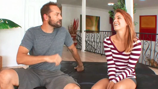 Ateşli sıkı amcıklı kızıl saçlı sürtük oral seks ve elle muameleden sonra yaşlı adam tarafından güzel ağzına boşalması için sikiliyor