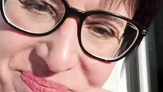 Orta yaşlı seksi kadın Julien dışarıda orgazm oluyor ve fışkırtıyor