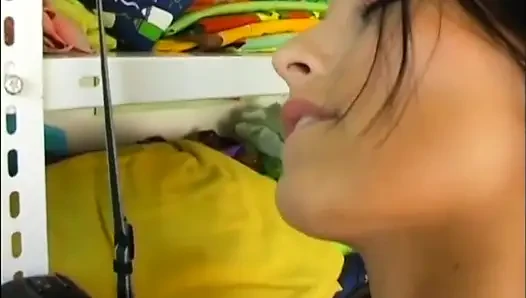 Büyük memeli iki harika lezbiyen genç kız dildoyla amlarını yalıyor ve mastürbasyon yapıyor