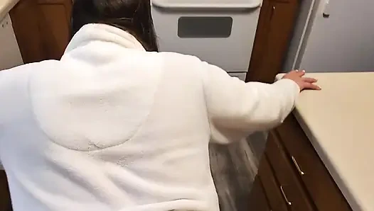 Bakış açısı evli kadın banyoda yakalandı ve banyodan yatak odasına ve mutfağa sikiliyor