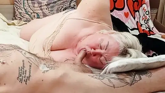 Komşu ayaklarının üzerinde hafif ve ağzına boşalana kadar sikimi emiyor