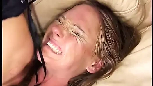 Damızlık kaltağın amını ve kıçını yiyor, sonra kanepede amını kemikliyor