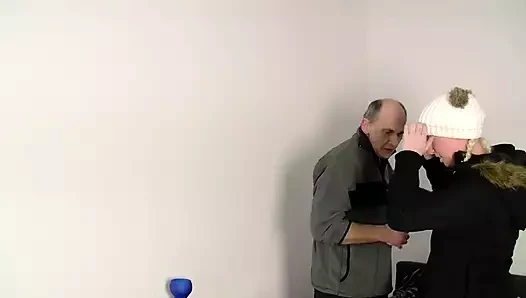 Olgun yaraklı sarışın orta yaşlı seksi kadın 69 pozisyonunda amcık yalıyor