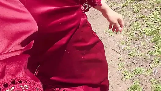 Üzüm ağacının yanında dışarıda işiyor