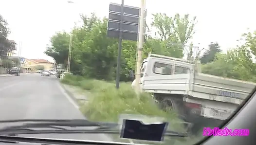 Çıplak ayakla siyah pompalarla sürüş ve devirme