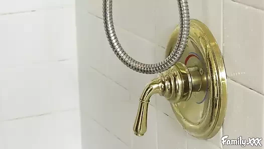 Kocası uzaktayken üvey oğullarının büyük horozunu seviyor