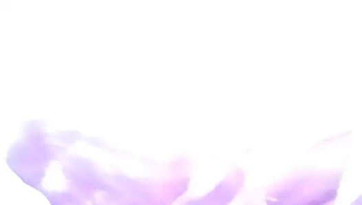 İpeksi alakarga kısa pembe saten gecelik giyiyor