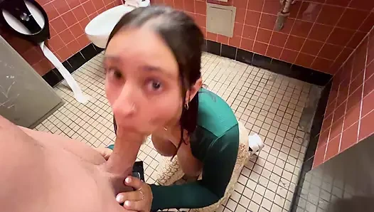 Bütün gıdalar halka açık banyoda seks (hailey rose ile gerçek amatör video)