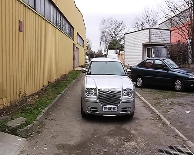 Грязная французская брюнетка-жена сосет хуй в бэк-офисе