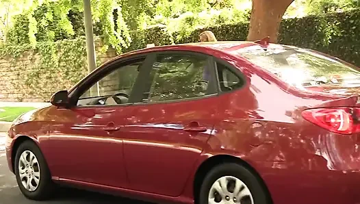 İki ateşli lezbiyen azgın amcıkları yemenin tadını çıkarıyor ve mastürbasyon yapıyor