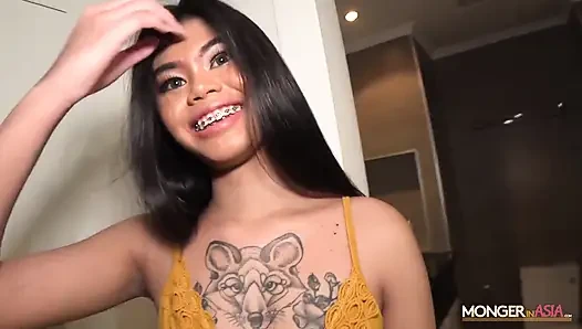 Seksi Taylandlı orta yaşlı seksi kadın beklenmedik şekilde dölleniyor