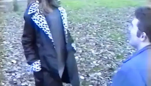 Bir yabancıyı erkek arkadaşının önünde sikmek için eve götüren çok sürtük bir zenci kız.