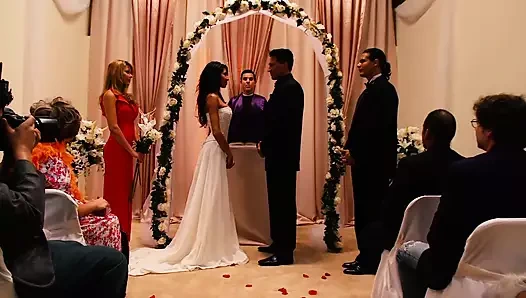 Orta yaşlı seksi kadın kayla carrera düğün gecesinde erkeğinden dölle sikişiyor