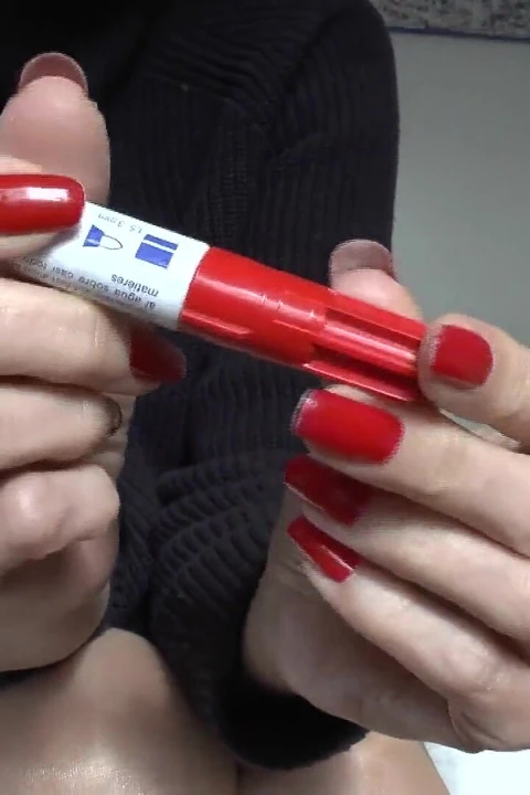 Kalemle köle işaretlemesi, güzel kırmızı tırnaklar, lady victoria valente