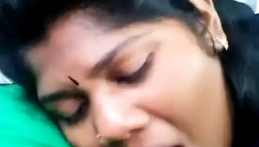 Desi kız oral seks içinde araba