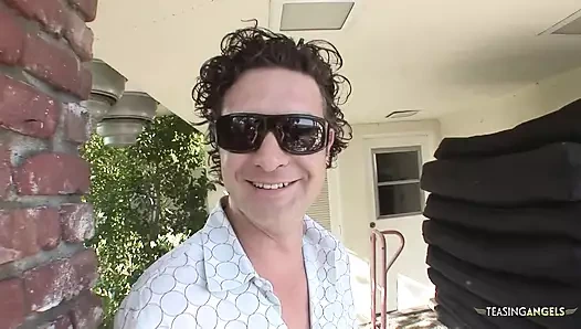 Onun meme uçları yavaş yavaş sert horoz olarak sertleşiyor